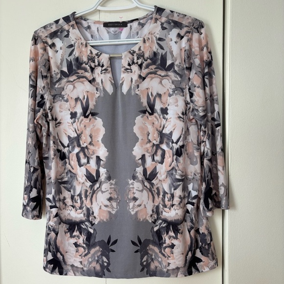Suzy Shier Tops - 🎉4/30$🎉 Suzy Shier Floral Mirror Blouse – Size Medium